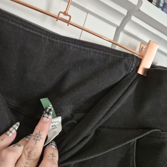 Stylish Black Women's Pants - Picture 4 of 5